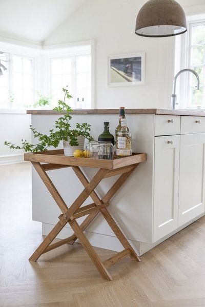 Cinas Tabletttisch Classic (1-St), Abnehmbares Tablett, pflegeleichte Fläche, klare Linienführung