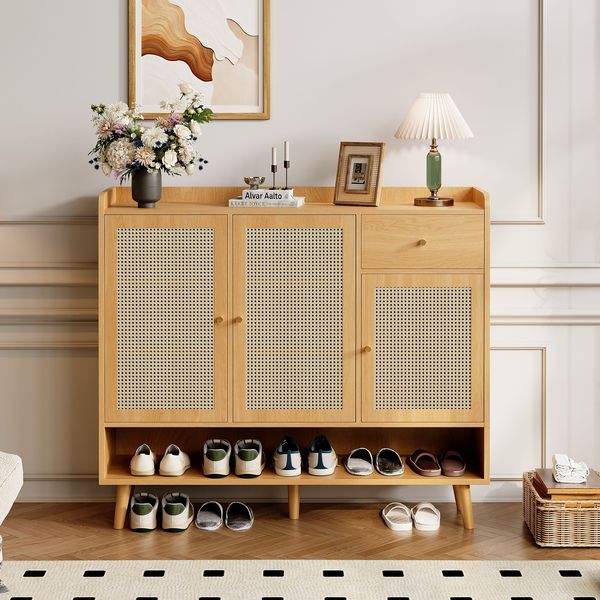 Moderner Schuhschrank mit 3 Türen Natural Aufbewahrungsschrank für Flur mit Massivholzbeinen und magnetischen Türen großer Stauraum für Schuhe Kindersicher Schrank mit Metallgriffen 120 cm Breite Schublade Regalböden, 106cmx35cmx120cm, Natur