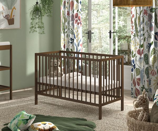 DINO Gitter-Babybett 60 x 120 cm, höhenverst. Lattenrost, Buche massiv Farbe Nussbaum