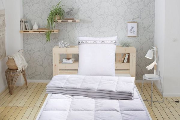 Älgdröm Daunenbettdecke + Kopfkissen Sorsele, Bettdecke 135x200 cm oder 155x220 cm, 2-tlg, Füllung: Bettdecke: 60% Daunen & 40% Federn, Kopfkissen: 90% Federn & 10% Daunen, Bezug: 100% Baumwolle, Set mit Kissen 80x80 cm, Sommer, Winter, Made in Germany