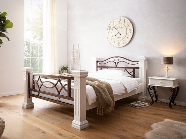 Holzbett Byzanz 180x200 weiß massiv Landhausstil – stabiles Doppelbett mit Metallakzenten, Holzpfosten & Hammerschlagoptik für gemütliches Schlafzimmer