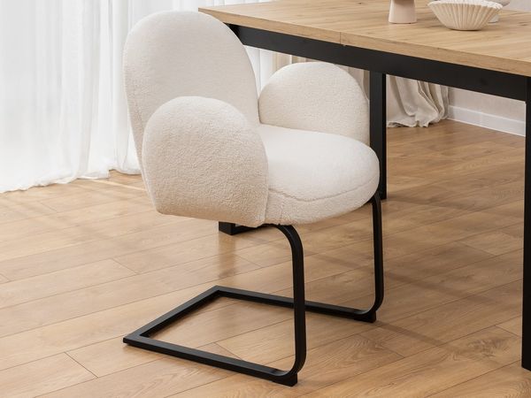 S-Style Möbel Polsterstuhl Vela im Japandi Stil aus weißem Bouclé mit schwarzem Metallgestell