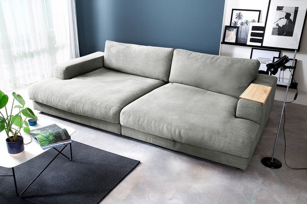KAWOLA Big Sofa MADELINE mit Holztablett natur für Armlehne Stoff silber 85 x 170 x 290 cm