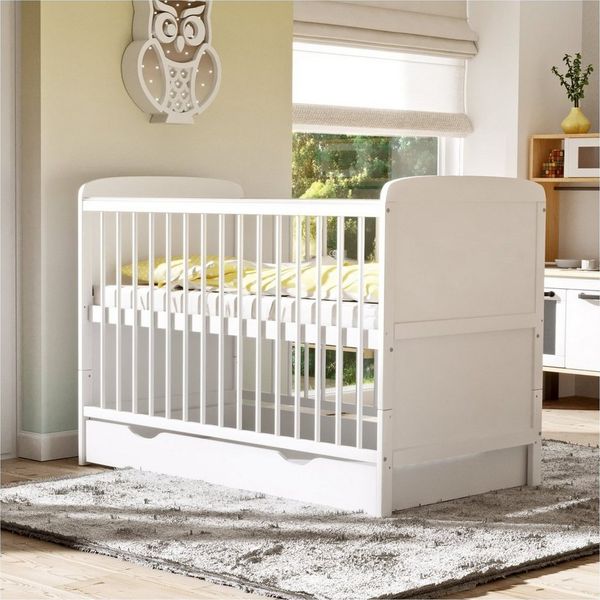 Baby-Delux Babybett Natalie Bettkasten, Kinderbett Gitterbett 140x70 weiß mit Beißschienen Schublade, Matratze