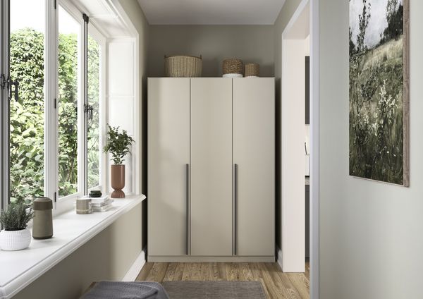 rauch Kleiderschrank Alba, Drehtürenschrank, Garderobenschrank, 3-türig, mit 2 Kleiderstangen und 2 Einlegeböden, Farbe Champagner, Beige, Griffstange Grau metallic, Schwarz, 136x197x54cm
