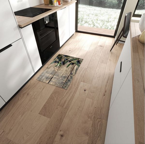 Primedeco Teppich Küchenteppich Holztisch mit Oliven PVC rutschfest abwaschbar Läufer, Rechteckig, Höhe: 3 mm, Pflegeleicht & Wasserabweisend