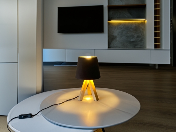 Tischlampe mit Dreibein aus Holz, Samtschirm Braun Gold, Höhe 27cm Bild 9