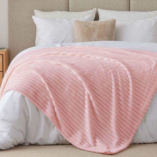 BEDELITE Kuscheldecke Flauschig Decke Groß - weiche Flanell Decken Hellrosa 220x240 für Bett, Deko Streifen Cord Fleecedecke als Tagesdecke für Schlafzimmer, XXL Blanket Wide Use