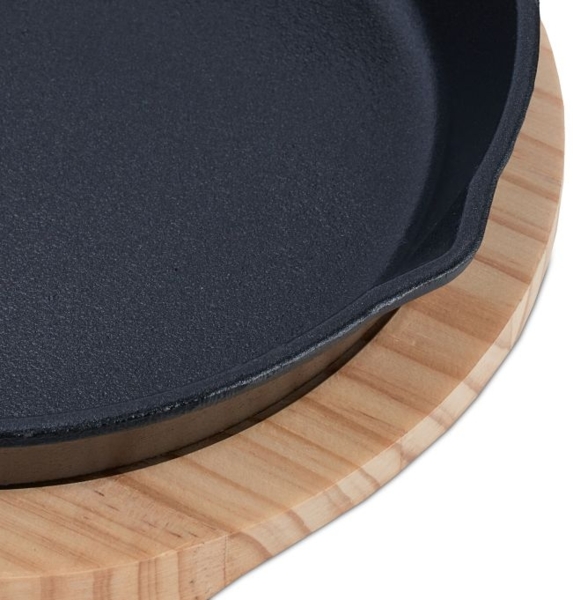 Gusseisenpfanne mit Holzuntersetzer Bild 6