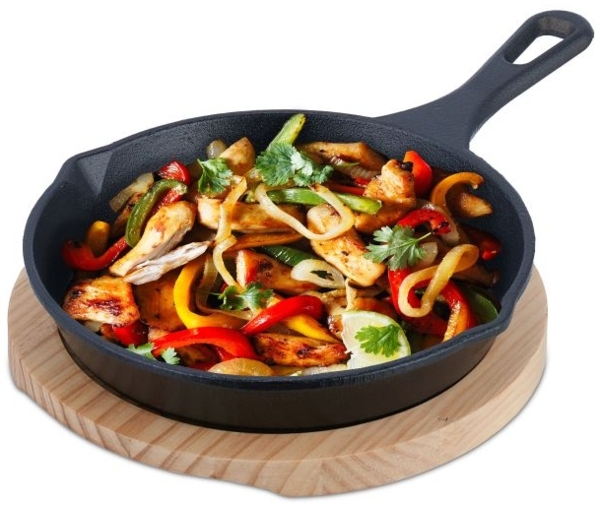 Gusseisenpfanne mit Holzuntersetzer Bild 1