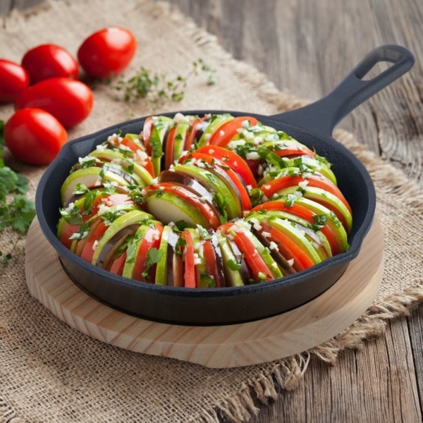 Gusseisenpfanne mit Holzuntersetzer Bild 2