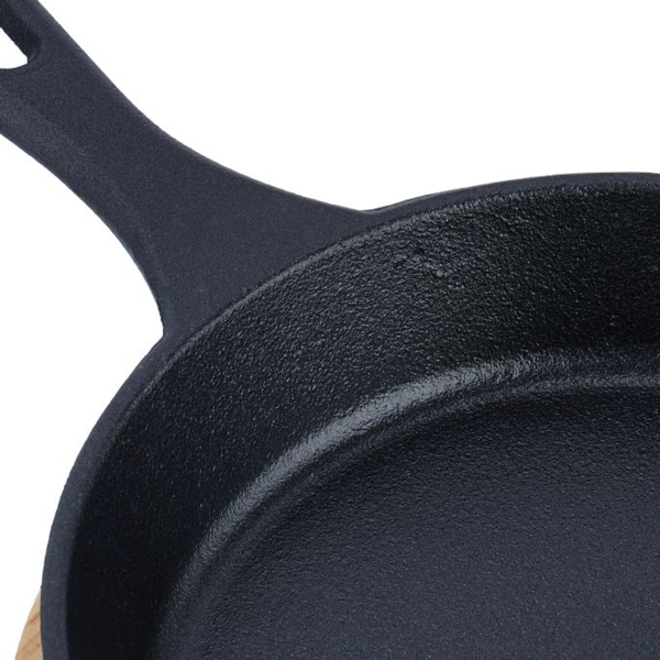 Gusseisenpfanne mit Holzuntersetzer Bild 7