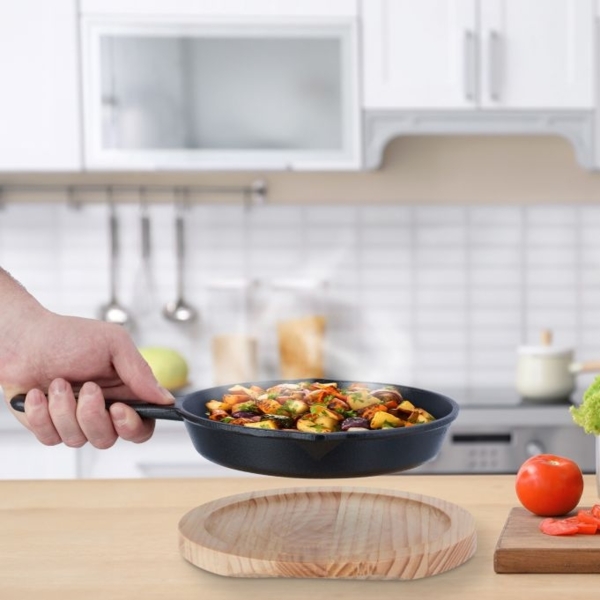 Gusseisenpfanne mit Holzuntersetzer Bild 3