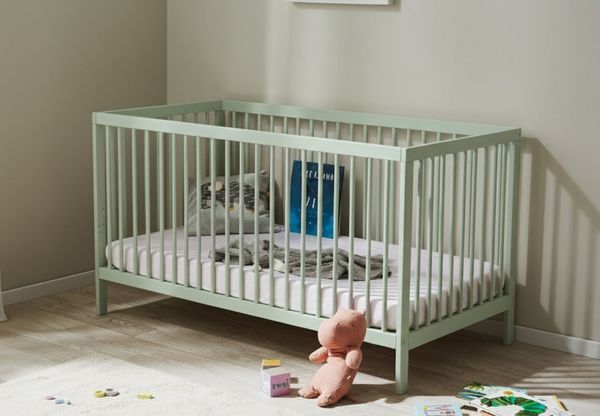 Kids Collective Babybett Kinderbett Gitterbett 60x120 & 70x140 cm höhenverstellbarer Lattenrost & herausnehmbare Sprossen stabiles Buchenholz | ab Geburt bis zum 3. Lebensjahr Made in EU | grün