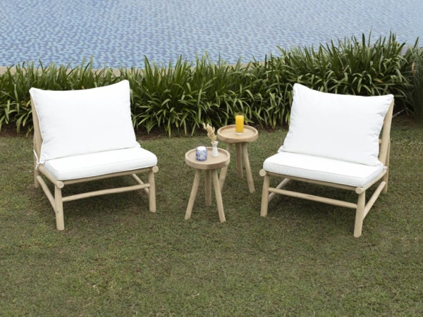 Vente-unique - Garten-Sitzgruppe: 2 Sessel & 2 Beistelltische - Holzfarben hell & Weiß - TULUM von MYLIA
