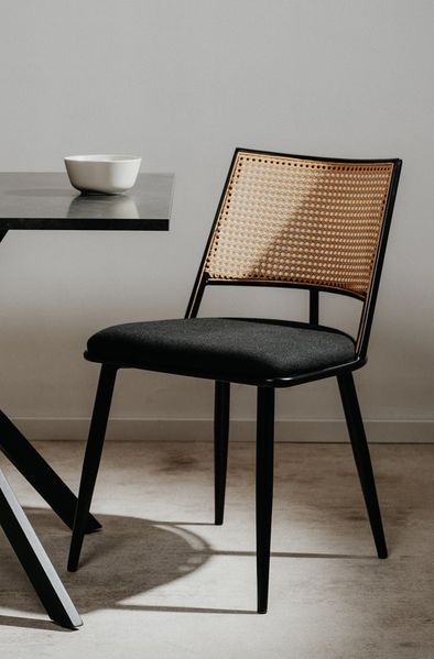 Finori Schiller 70A Stuhl, schwarz / Dekor Geflecht natur | Esszimmerstuhl für Esszimmer | Maß: B x H x T ca 47 x 79 x 48,5 cm | Esszimmerstuhl mit Stoffbezug (Sitzfläche), Rattangeflecht (Rücken) und Metallgestell