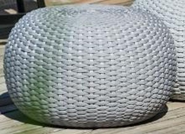 Hocker Moon aus Kunststoff, Hellgrau, 60 x 60 x 35 cm