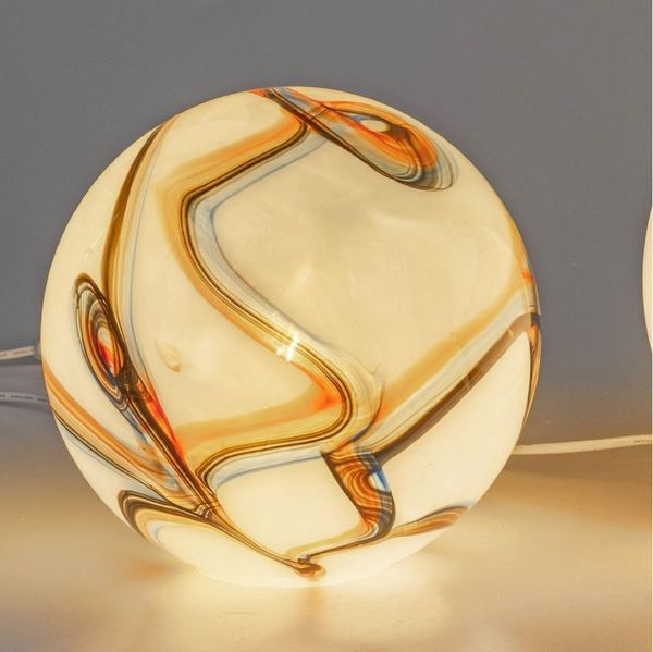 Formano Kugellampe LUXOR Glas Marmor Design 24 x 24cm Tischlampe aus weißem Glas mit farbigem Dekor – E14 Fassung – stilvolle Ambientebeleuchtung für Wohnzimmer, Schlafzimmer & Flur