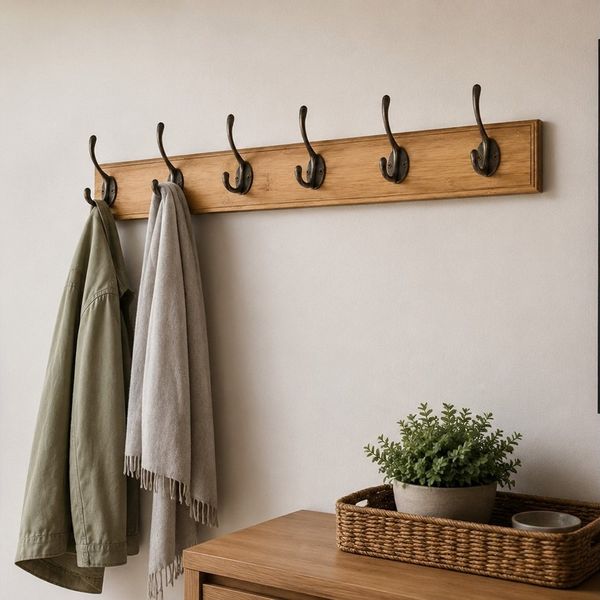 HOOZ Garderobenleiste Bambus – Wandgarderobe mit Metallhaken Natur, 6 Metallhaken 74,5 cm (Einzelartikel, 1 Wandhakenleiste), FSC-zertifizierter Bambus, Garderobenleiste mit Metallhaken