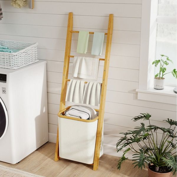 HOMCOM Badregal mit 3 Stangen abnehmbarer 48L-Wäschekorb, 2-in-1 Badezimmerregal 1-tlg, aus Bambus für Wohnzimmer, Badezimmer, Cremeweiß, 43 x 35 x 133 cm