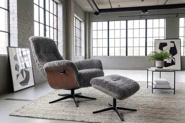 KAWOLA Relaxsessel SILVA Drehsessel Schaffell hellgrau mit Hocker 106 x 86 x 77 cm