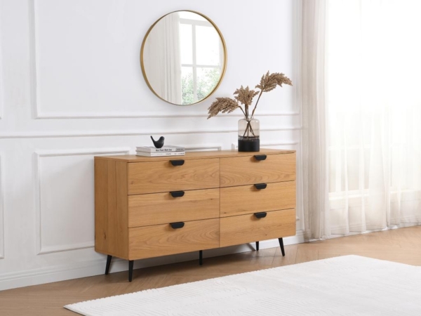 Vente-unique - Kommode - 6 Schubladen - Eichenfurnier - Holzfarben & Schwarz - SINOLO