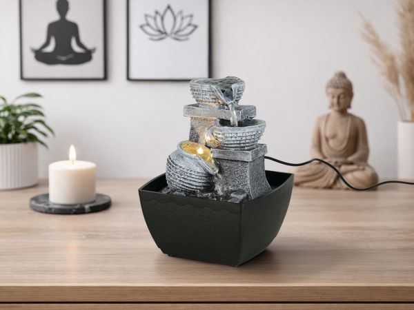 Kleiner LED Zimmerbrunnen LUMA mit Krug Deko & USB Kabel, Höhe 18cm