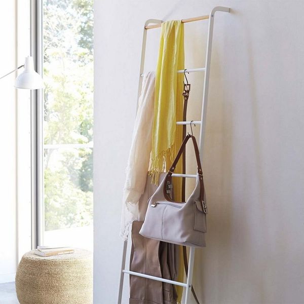 Yamazaki Garderobenständer Tower Kleiderständer 45x162cm Handtuchleiter Kleiderleiter Garderobe, Handtuchhalter, Universalständer, weiß Metall mit Holzakzenten
