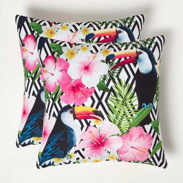 Homescapes Dekokissen Gartenkissen Tukan mit Blumen – 2er-Set Outdoor Kissen 45x45 cm