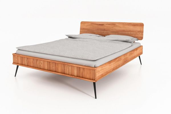 Bett Tula 1 aus Kernbuche massiv 140x200 cm mit Holzkopfteil und Metallbeinen