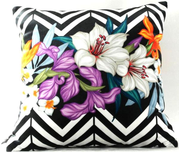 Casa Padrino Wohnzimmer Kissen Georgia Flowers Schwarz / Weiß / Mehrfarbig Lilie 45 x 45 cm - Feinster Samtstoff - Luxus Deko Accessoires