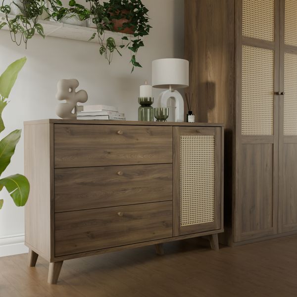 Forte GLENKEEN Kommode 120, Kommode im Boho-Stil mit Rattangeflecht, 3 Schubladen, 1 Tür, Holzwerkstoff, Valencia Eiche Holzdekor| Naturrattan, 119,5 cm breit x 84 cm hoch x 42 cm tief