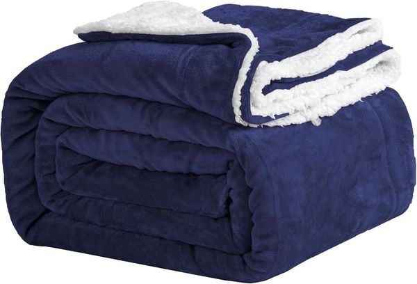Wohndecke Kuschelige Wohndecke Fleecedecke mit Sherpa-Futter als Sofaüberwurf, Good Nite, Wendbar, hautfreundlich, leicht, reißfest und atmungsaktiv