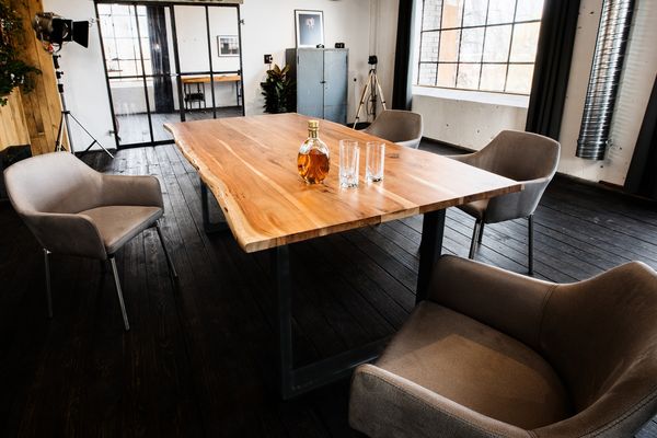 KAWOLA Esstisch LORE 180x90cm massiv mit Baumkante Fuß schwarz