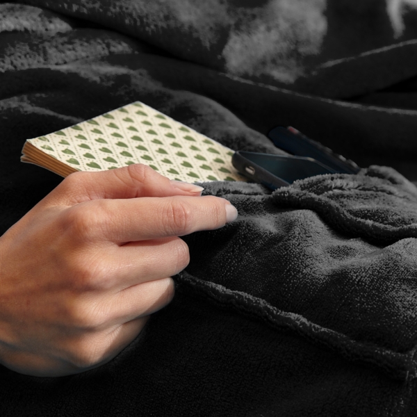 Lumaland Kuscheldecke, 100 % Coral-Fleece schwarz, 170 x 200 + 50 cm Fußtasche Bild 2