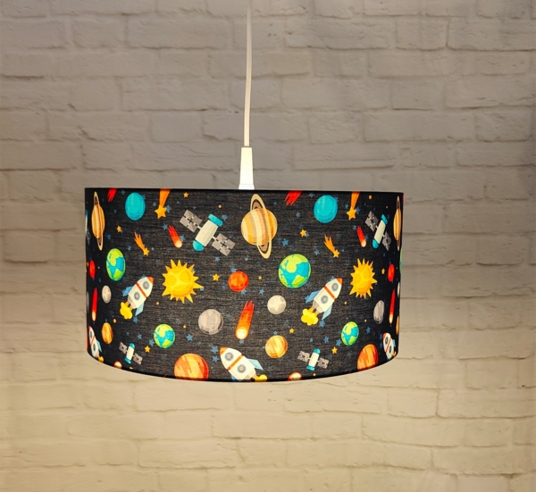 Coole Weltraum LED Hängelampe für Kinderzimmer mit Stoffschirm, bunt Ø 35cm