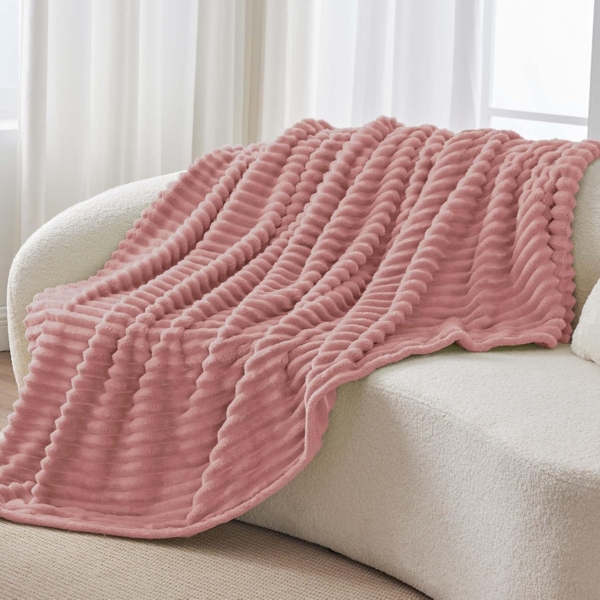 BEDELITE Kuscheldecke Flauschig Decke 150x200 - weiche XL Flanell Decken Rosa für Couch, Deko Streifen Cord Fleecedecke als Couch Überwurf für Wohnzimmer, Twin Blanket Wide Use