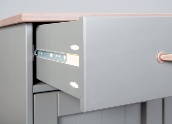 Dmora Buffet mit 3 Türen und 3 Schubladen, in grau lackierter massiver Kiefer mit brauner Oberseite und Oberflächen, 131 x 45 x 86 cm Bild 4