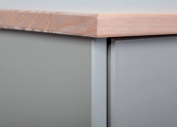 Dmora Buffet mit 3 Türen und 3 Schubladen, in grau lackierter massiver Kiefer mit brauner Oberseite und Oberflächen, 131 x 45 x 86 cm Bild 6