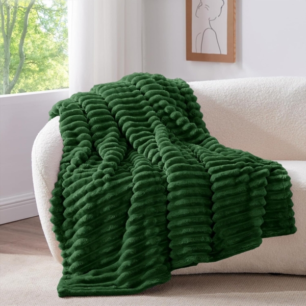 BEDELITE Kuscheldecke Flauschig Decke Klein - weiche Flanell Decken Grün 125x150 für Sofa, Deko Streifen Cord Fleecedecke Dunkelgrün als Sofaüberwurf für Wohnzimmer, Throw Blanket Wide Use