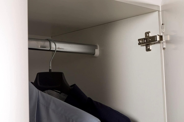 Kleiderschrank mit drei Türen und zwei Schubladen mit Einlegeböden und Kleiderstange, Farbe weiß, Maße 120 x 170 x 50 cm Bild 6