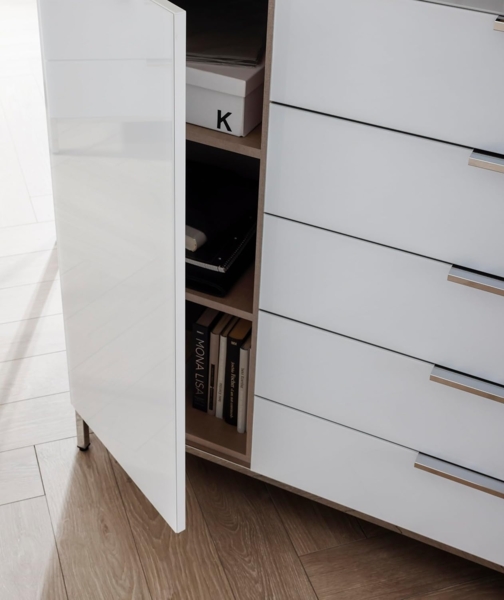 Rauch Möbel Flipp, Kommode mit Stauraum für Wohnzimmer, Schlafzimmer, 4 Fachböden, mit Metallkufe chrom, Eiche Artisan/Glasfront Weiß,2-türig,Glastüren,5 Schubkästen, Griffe chrom, 160 x 111 x 42 cm Bild 6