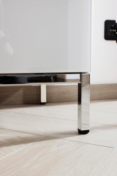 Rauch Möbel Flipp, Kommode mit Stauraum für Wohnzimmer, Schlafzimmer, 4 Fachböden, mit Metallkufe chrom, Eiche Artisan/Glasfront Weiß,2-türig,Glastüren,5 Schubkästen, Griffe chrom, 160 x 111 x 42 cm Bild 7