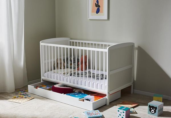 Babybett Kinderbett 70x140 mit Schublade Umbaubares Gitterbett höhenverstellbar & herausnehmbare Sprossen optional mit Matratze | Weiss Vollholz Kiefer Made in Europe