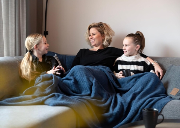 Knit Factory Jesse Decke 195x225 cm Glatt Dunkelblau Bild 2