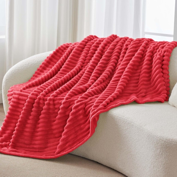 BEDELITE Kuscheldecke Flauschig Decke 150x200 - weiche XL Flanell Decken Rot für Couch, Deko Streifen Cord Fleecedecke als Couch Überwurf für Wohnzimmer, Twin Blanket Wide Use