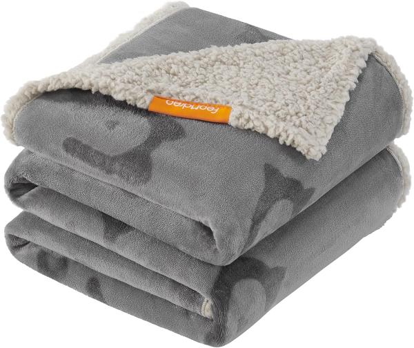 Feandrea wasserdichte Hundedecke, Sherpa Fleece Haustier Decke für mittelgroße und große Hunde, Katzen, 152 x 127 cm, XL, maschinenwaschbar, beidseitiger Sofabezug-Schutz, grau