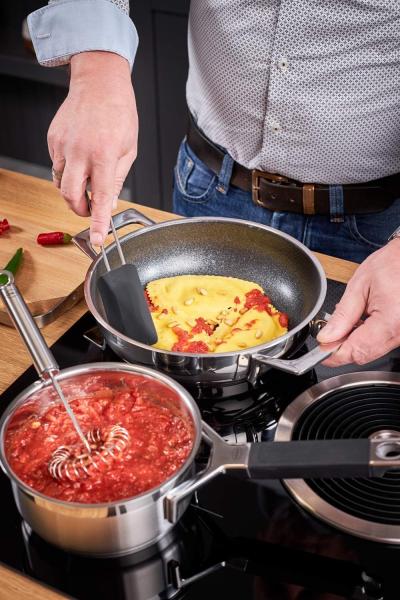 RÖSLE Teigschaber, Hochwertiger Teigspachtel als Back- und Kochhelfer, strapazierfähiges Silikon, schwarz, 26 x 4,5 x 1,0 cm, Edelstahl 18/10, -30°C bis +200°C, Spülmaschinengeeignet Bild 3