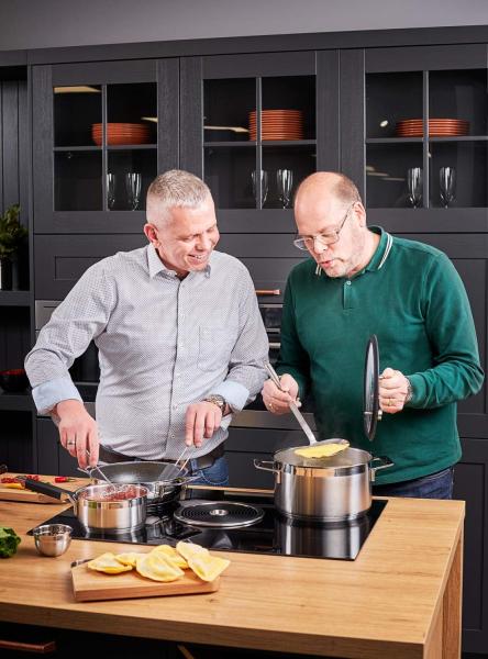 RÖSLE Teigschaber, Hochwertiger Teigspachtel als Back- und Kochhelfer, strapazierfähiges Silikon, schwarz, 26 x 4,5 x 1,0 cm, Edelstahl 18/10, -30°C bis +200°C, Spülmaschinengeeignet Bild 4