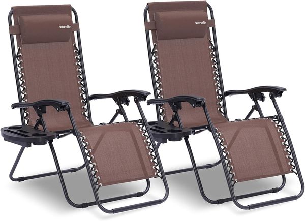 SereneLife Liegestuhl Klappbar, Strandliege 2 Stück Braun als Gartenmöbel zum Relaxen, Outdoor Möbel mit Seitentisch, Kopfkissen & Getränkehalter Wetterfest, Verstellbarer Deckchair, Gartenbett